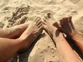 Die Infektion der Füße am Strand