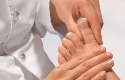 Die Fingeruntersuchung des Arztes mit dem Pilz der Beine